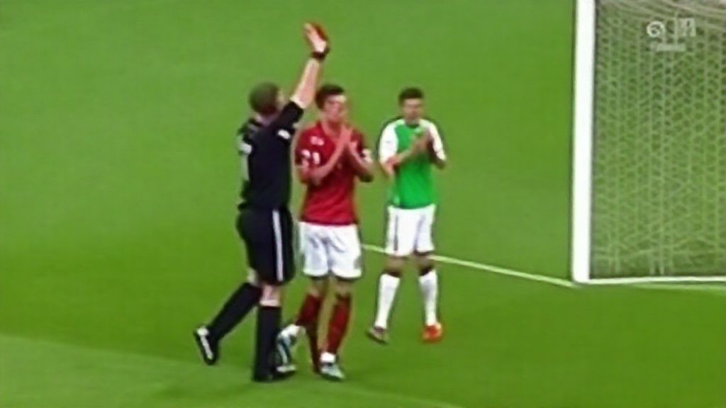 C罗国家队生涯首染红！暴怒肘击遭VAR改判 41岁巨星提前告别世界杯？